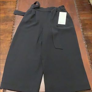 Lululemon Noir Crop NWT size 6